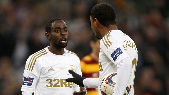 Jonathan De Guzman and Nathan Dyer argue over penalty