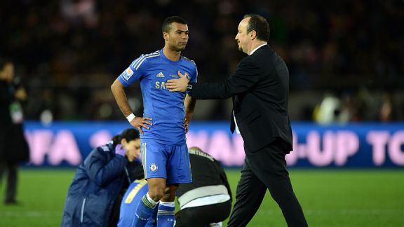 Rafael Benitez consoles his players after Chelsea lost the final of the Club World Cup.