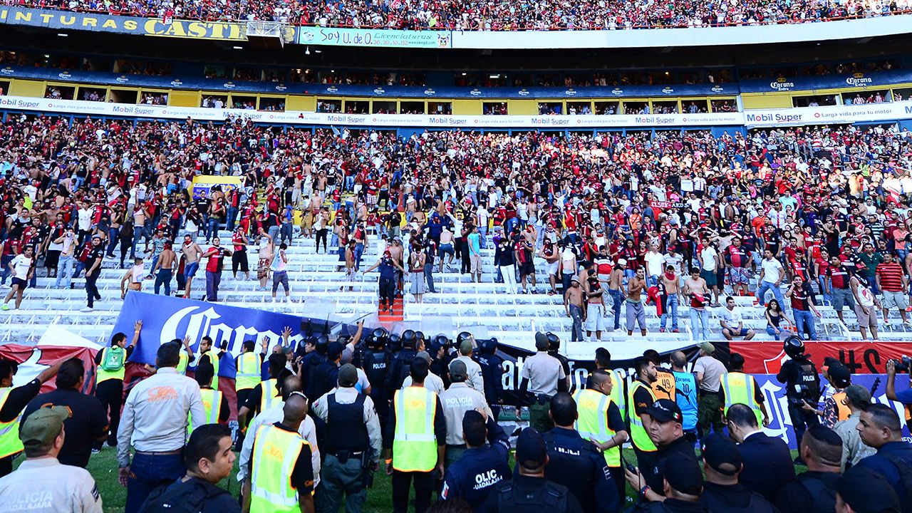 Aficionados de Atlas invaden cancha del Jalisco