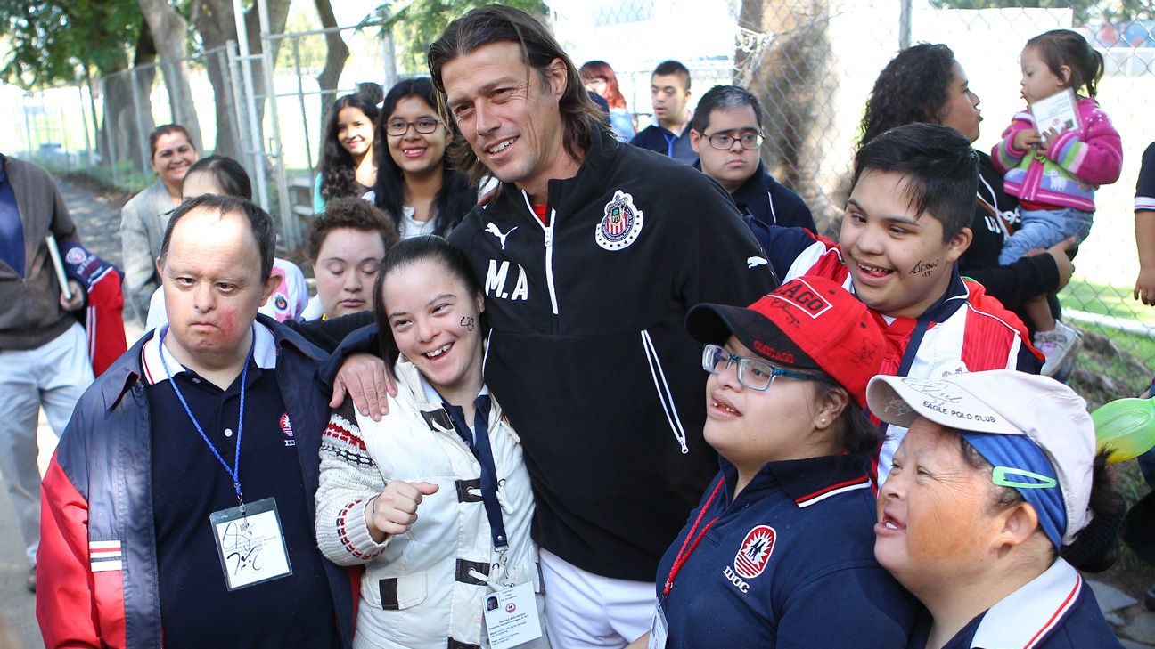 Visita de niños con síndrome de down alienta a Almeyda
