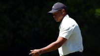 Tiger 3-putts, gets a double bogey on No. 8