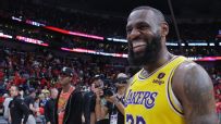 Lakers clinch playoff spot, 7th seed in win over Pelicans
