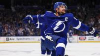 Steven Stamkos gives Lightning lead with second goal