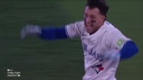 Ernie Clement walks it off for the Blue Jays
