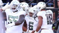 Oregon stays undefeated with road win over Michigan