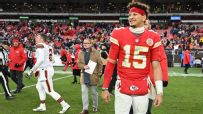 Mahomes limps off field after taking hit