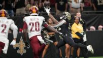 Alvin Kamara makes an incredible one-handed TD snag