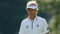 Bernhard Langer gets standing ovation after bogey on 18