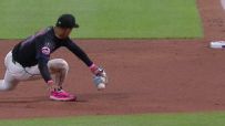 This Pirates double literally goes through Mark Vientos' glove