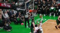 Crowd goes wild after Luke Kornet's block, Payton Pritchard's 3