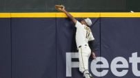 Jackson Chourio reaches over wall for spectacular HR robbery