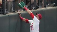 Lars Nootbaar crashes into wall for web gem in foul territory
