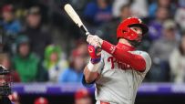 Kyle Schwarber's 300th HR is a 466-foot moon shot into the night