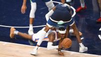 SGA passes through defender's legs to set up Thunder trey