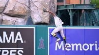 Catch of the year! Denzel Clarke scales wall for absurd HR robbery