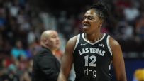 Chelsea Gray makes a stunning assist