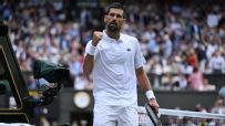 Djokovic fights back to win second set vs. De Minaur