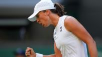Swiatek wins in straight sets at Wimbledon