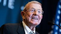 Legendary Notre Dame coach Lou Holtz dies at 89