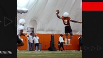 Texas WR Cam Coleman makes a preposterous one-handed grab