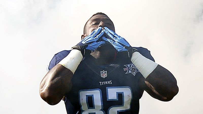 Titans' Walker not in rush to befriend rookies