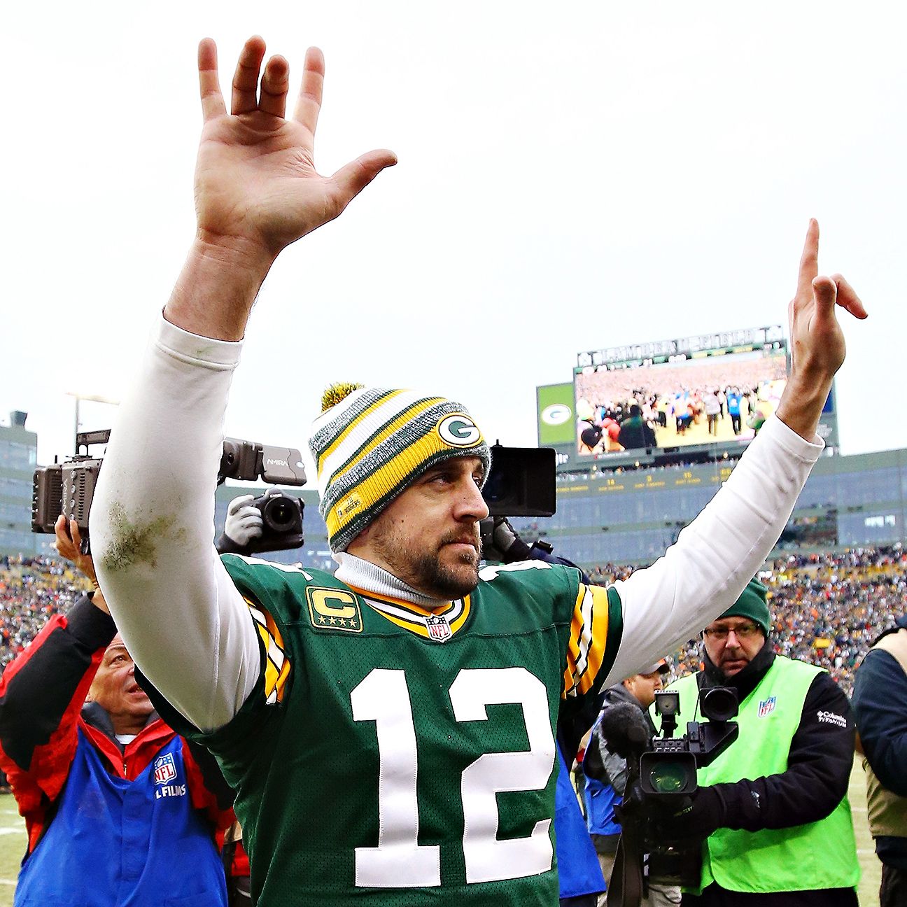 Rodgers looking to extend record streak on Monday Night Football