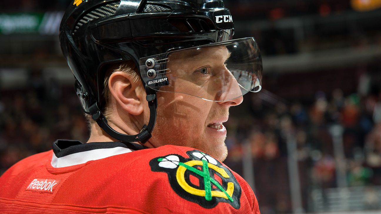 Chicago Blackhawks Marian Hossa exits game with upper-body injury, questionable for Friday's game