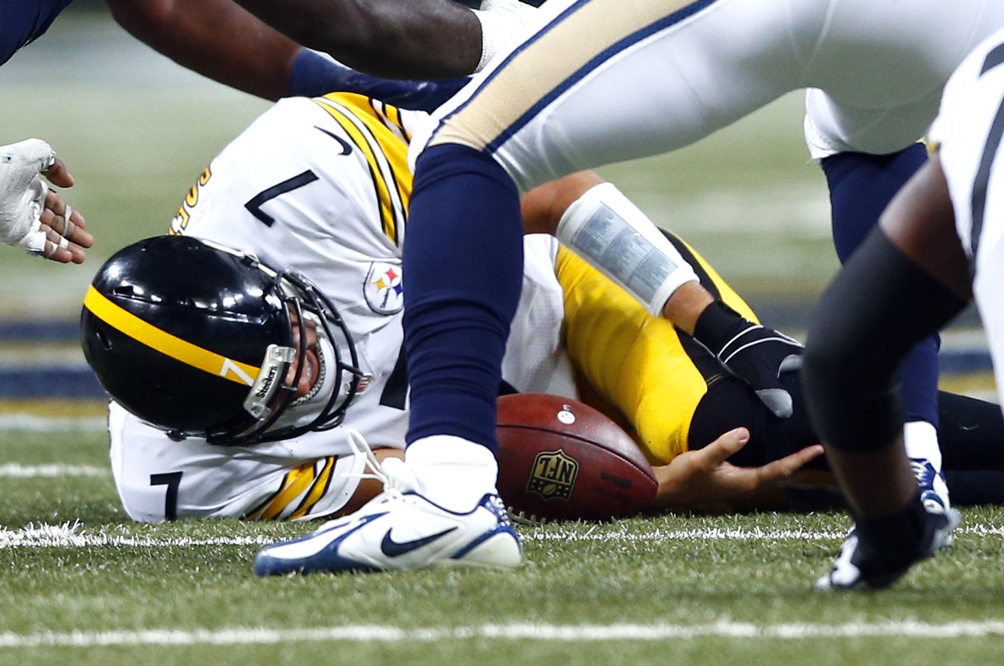 Source: Roethlisberger (knee) out at least 4 weeks