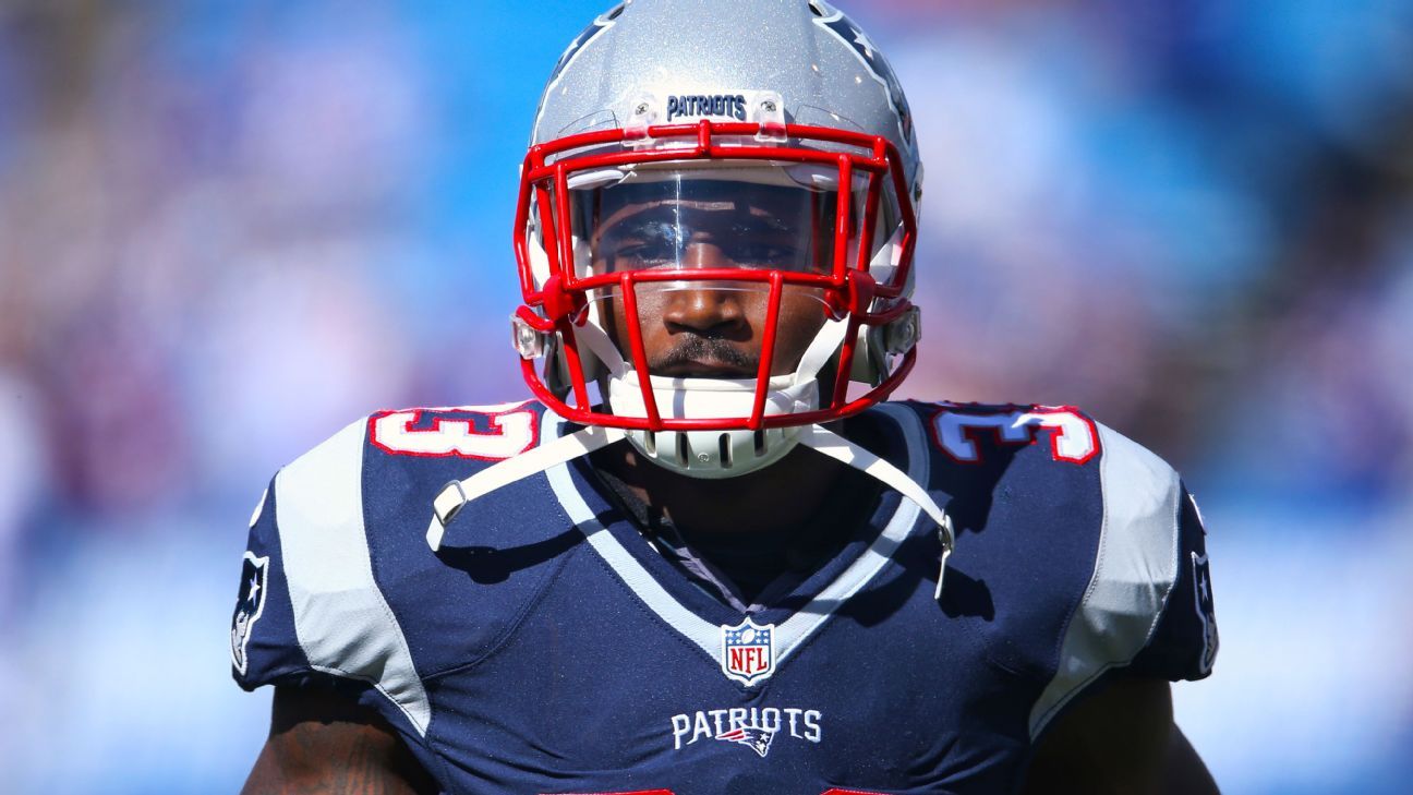 Patriots RB Lewis leaves game with knee injury