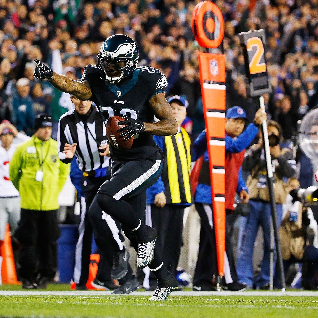 Watch every interception thrown by Eli Manning, Sam Bradford on Monday night