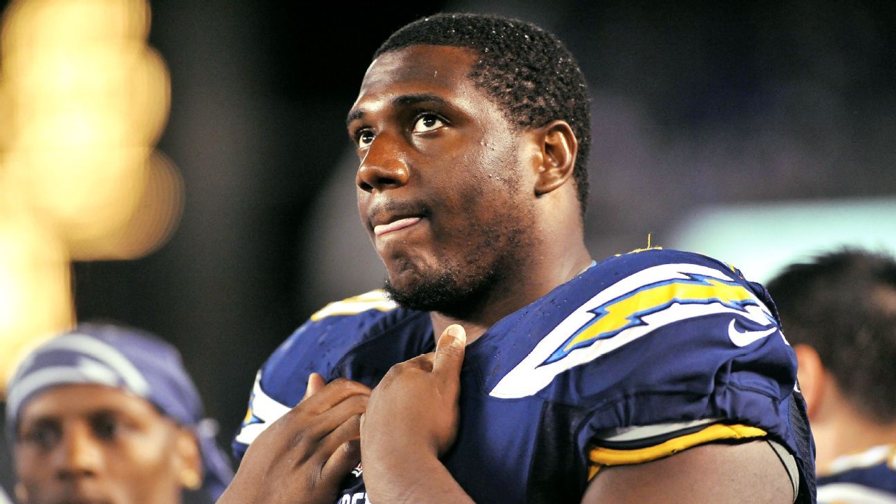 OL Hairston agrees to 2-year deal with Chargers