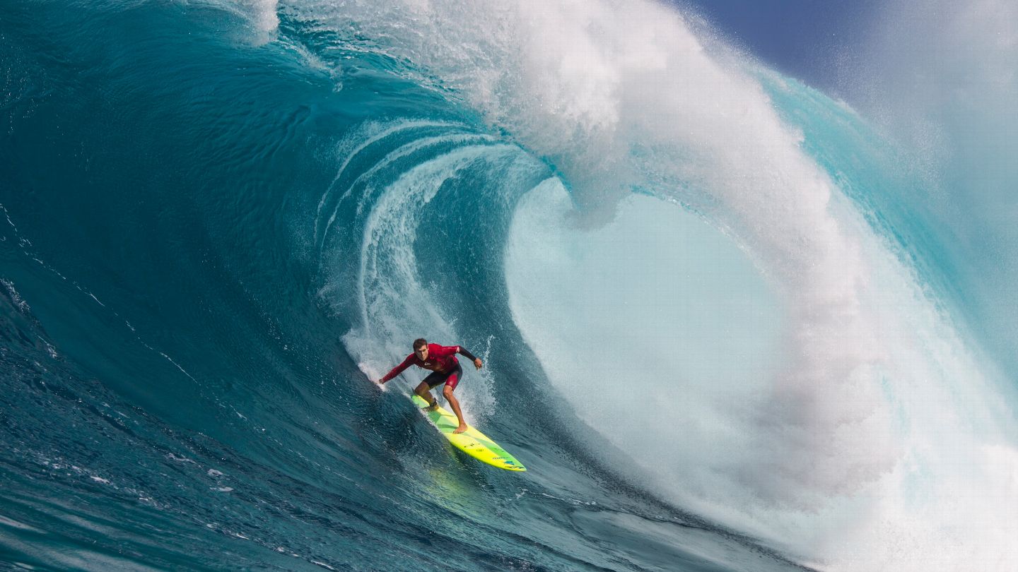 Pretty crazy surfing pictures from Jaws on Maui last week. 