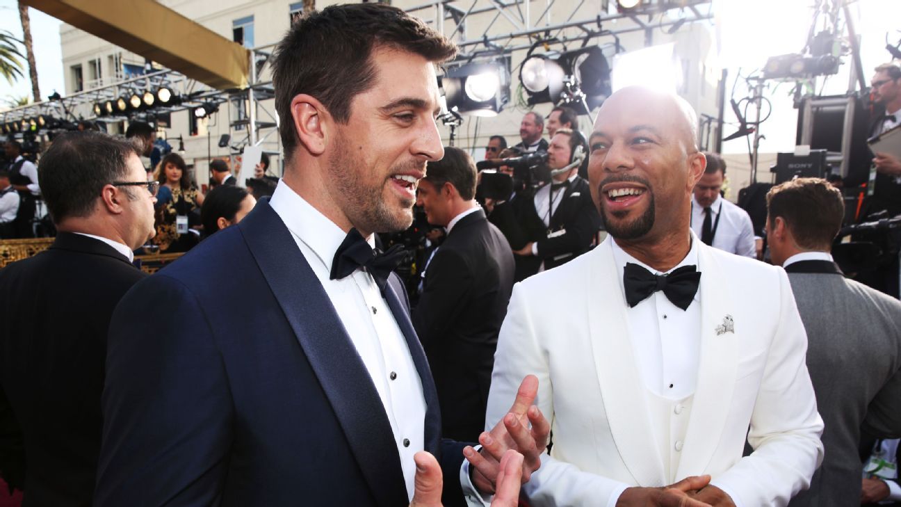 From Packers' sideline to Oscars' red carpet: Aaron Rodgers expands photobomb repertoire