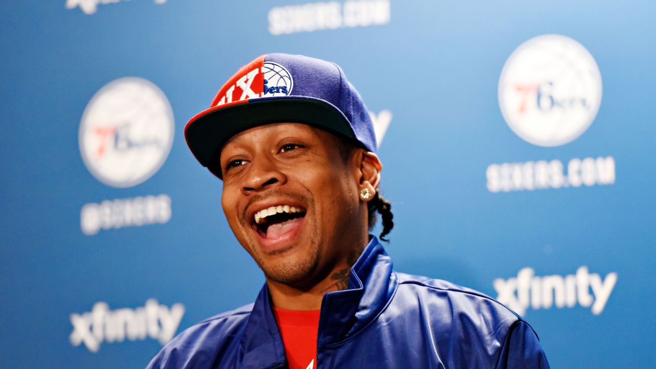 Kam Chancellor gives Allen Iverson a Seahawks jersey at celebrity hoops game