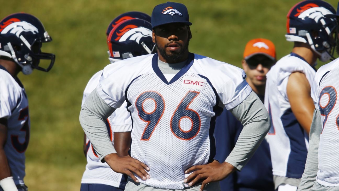 Vance Walker of Denver Broncos suffers torn ACL in right knee, likely to miss all of 2016 season