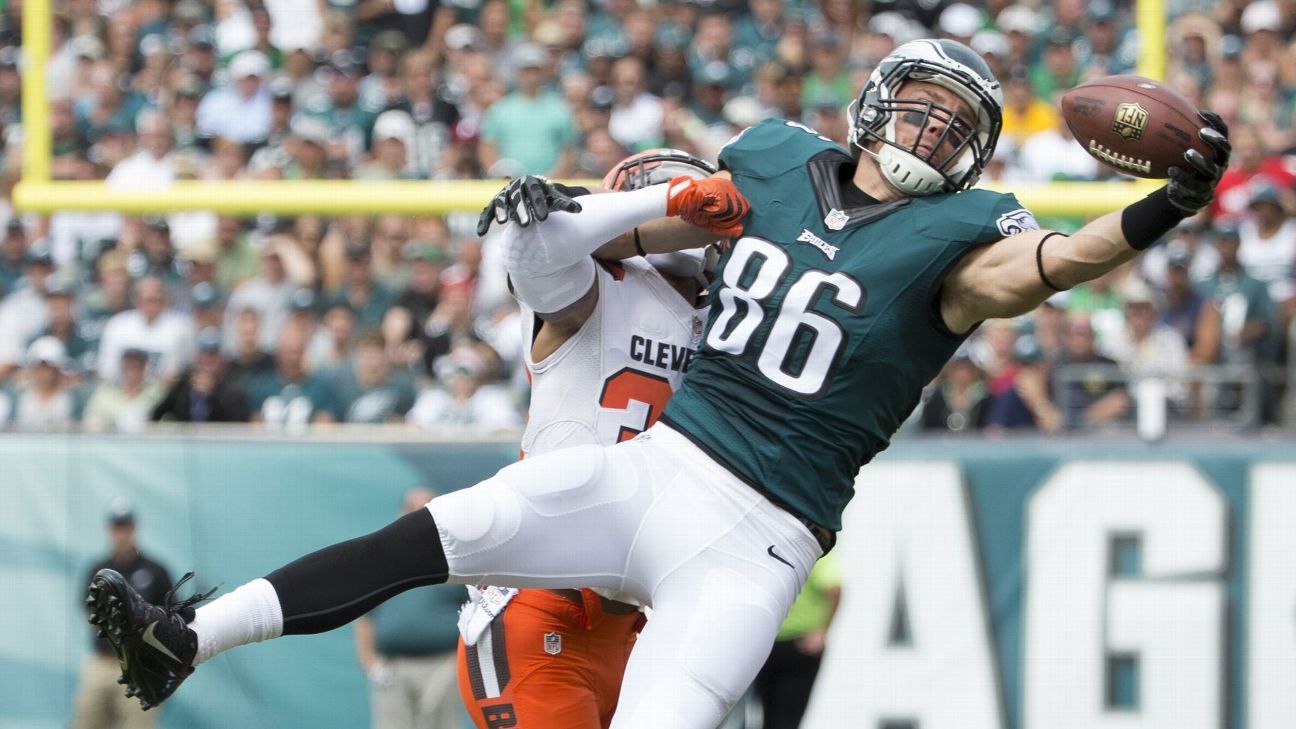 Eagles TE Ertz week-to-week with displaced rib