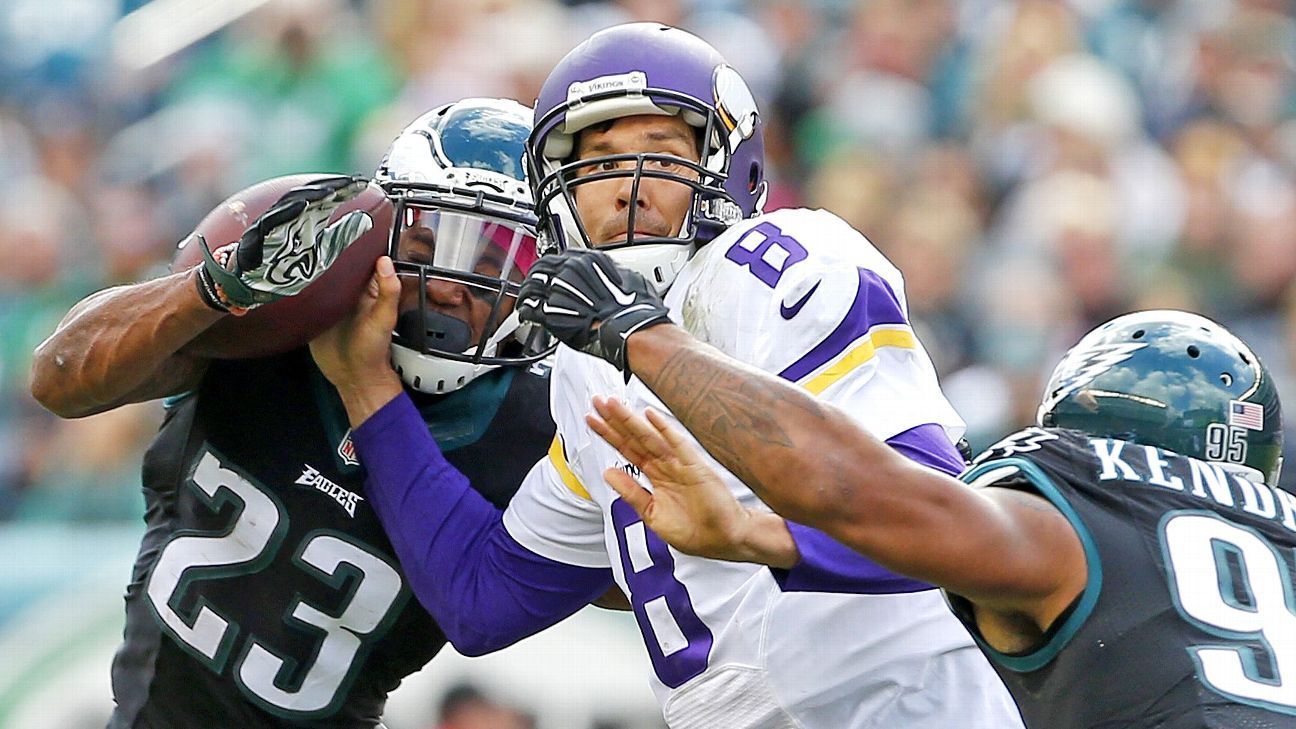 Eagles' defense punishes Bradford in his Philly return