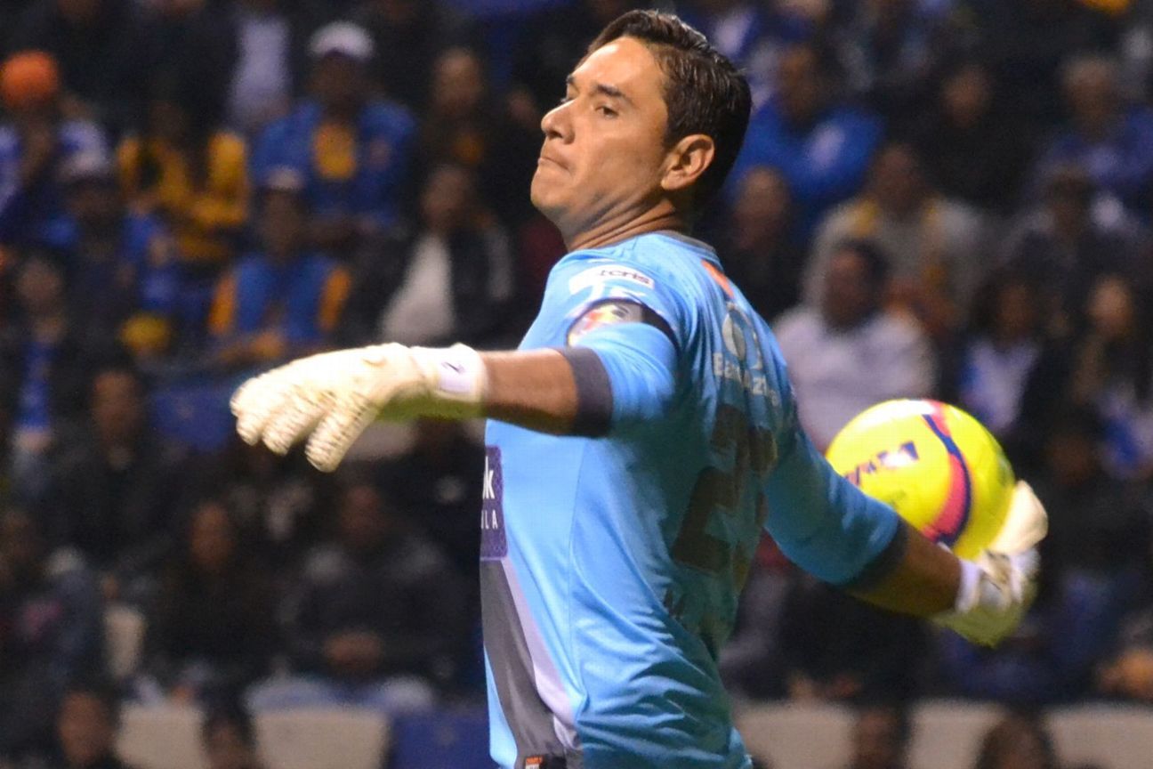 Moisés Muñoz es abucheado en Puebla