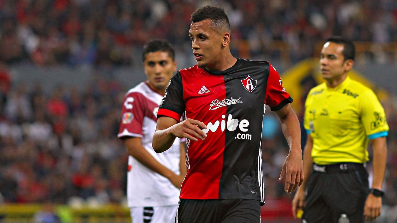 Ravel Morrison hace berrinche al salir de cambio