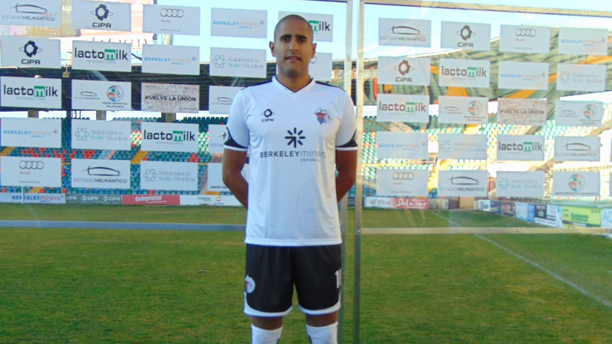 Izazola y Jehú Chiapas fueron presentados por club español