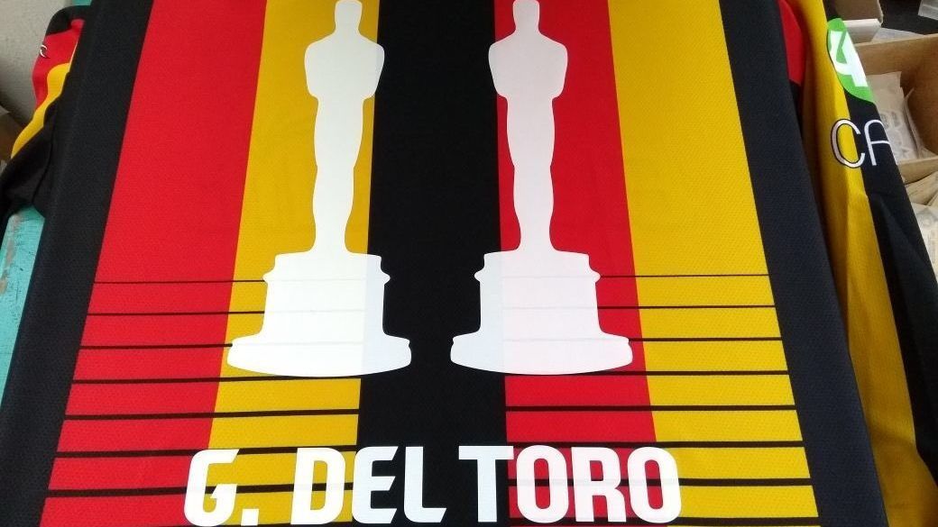 Guillermo del Toro recibe obsequio de Leones Negros