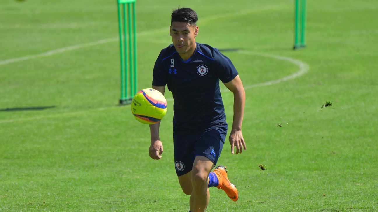 Pumas hace oficial el fichaje del chileno Felipe Mora