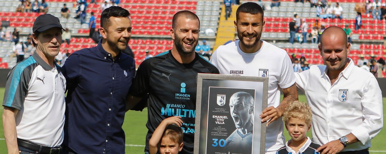 Tito Villa recibe reconocimiento en el Estadio Corregidora