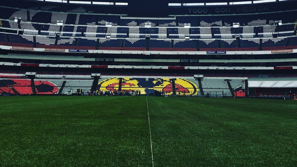 Sorprende a Cruz Azul que la tribuna del Estadio Azteca aún tenga los escudos del América