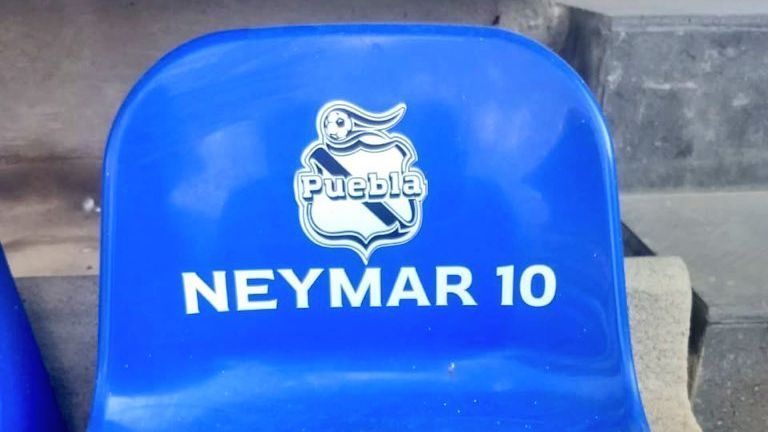 Puebla bromea con una butaca que tiene el nombre de Neymar