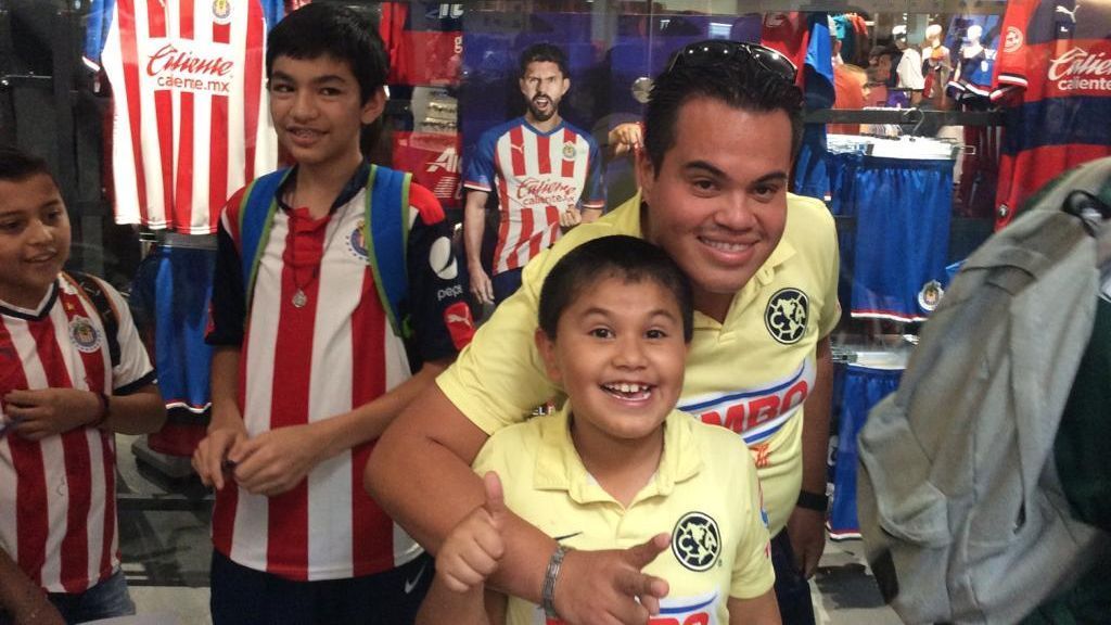 Americanistas piden autógrafo a Oribe Peralta en firma con Chivas