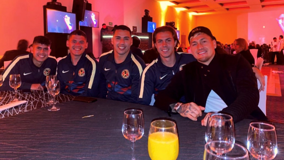 Herrera y jugadores del América comparten imágenes de cena de Noche Buena