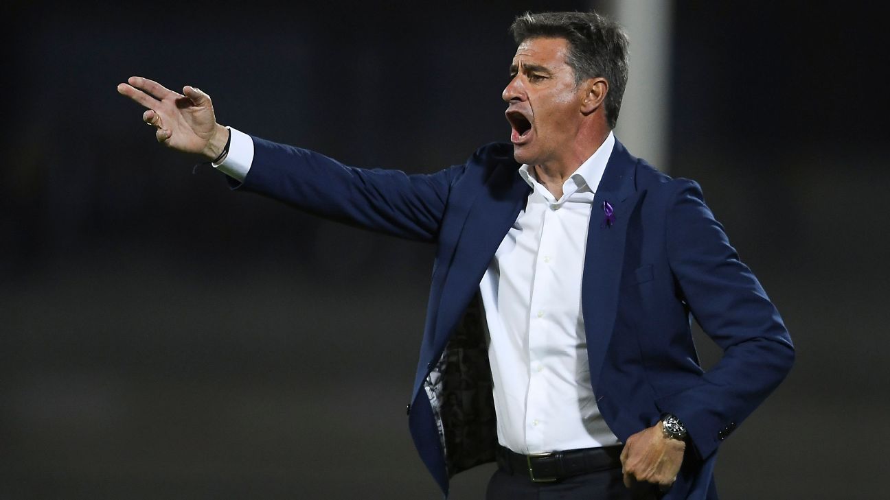 Míchel refrenda a Alfredo Saldívar como titular