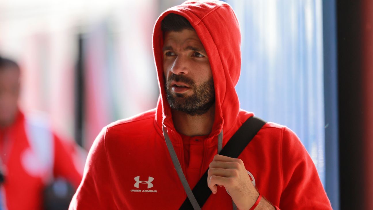 León presenta a Emmanuel Gigliotti en medio de una final