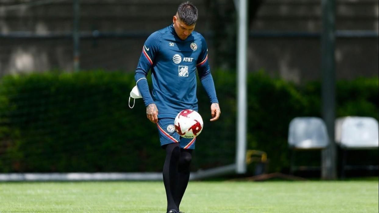 Nicolas Castillo será operado nuevamente; Miguel Herrera optimista en su regreso.